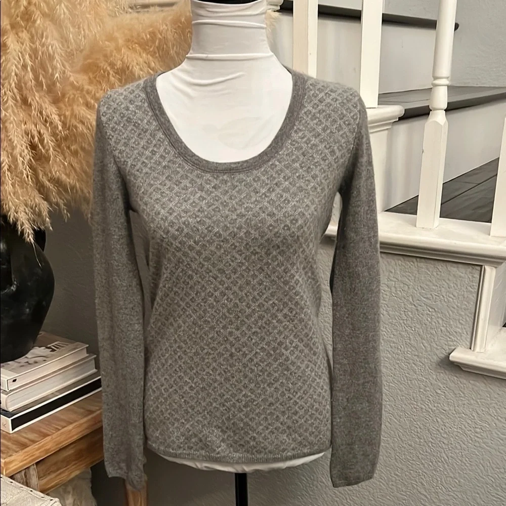 Uniqlo 100% Cashmere Gray Knit Sweater Scoop Neck Long Sleeve Size XS